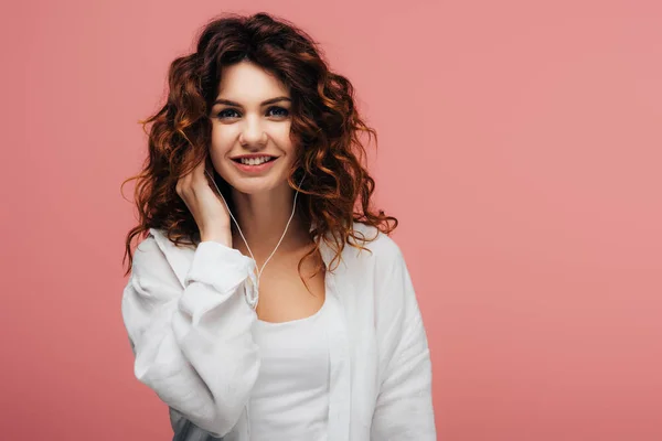 Happy Curly Girl Lyssnar Musik Hörlurar Medan Tittar Kameran Rosa — Stockfoto