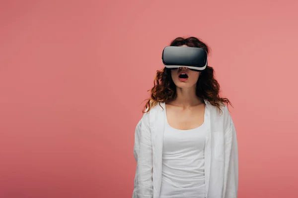 Surpreso Encaracolado Jovem Mulher Vestindo Realidade Virtual Headset Rosa — Fotografia de Stock