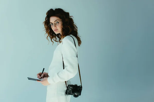 Attraente Giovane Donna Con Capelli Rossi Possesso Notebook Penna Mentre — Foto Stock