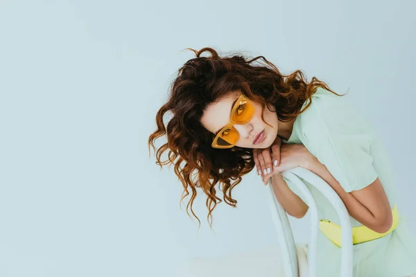 Sarı Güneş Gözlüğü Kıvırcık Kızıl Saçlı Genç Kadın Gri Kamera — Stok fotoğraf