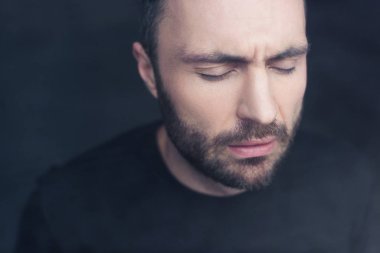 depresif, yakışıklı sakallı adam kapalı gözleri ile pencere nin yanında duran portresi 