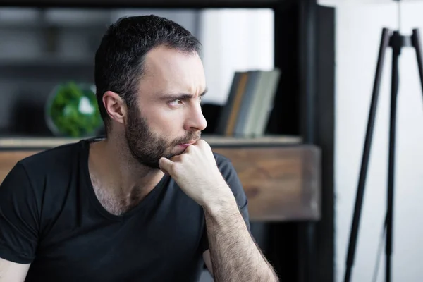 Hombre Guapo Pensativo Sosteniendo Mano Cerca Cara Mirando Hacia Otro — Foto de Stock