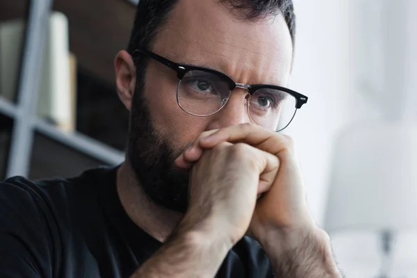 Guapo Hombre Deprimido Gafas Sosteniendo Las Manos Dobladas Cerca Cara —  Fotos de Stock