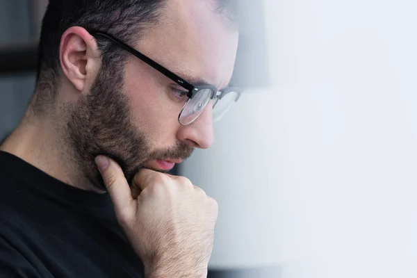 Enfoque Selectivo Del Hombre Reflexivo Gafas Mano Cerca Cara Mirando — Foto de Stock