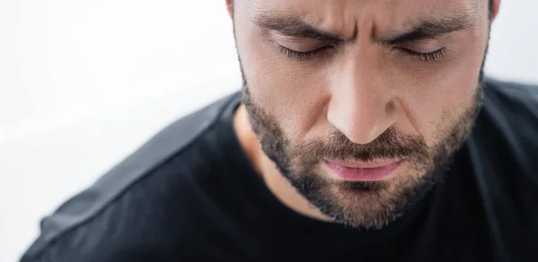 Panoramische Foto Van Depressieve Bebaarde Man Met Gesloten Ogen — Stockfoto