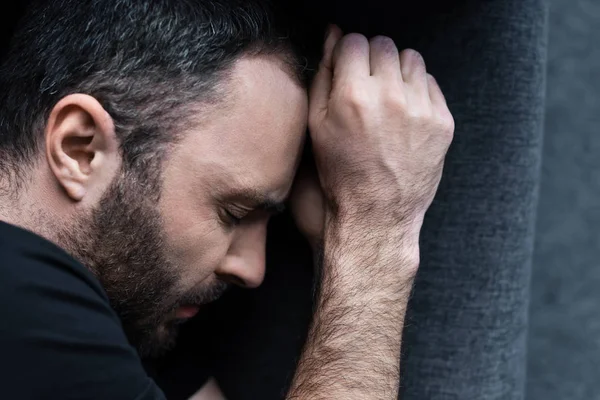 Kapalı Gözlerle Kanepede Yatarken Depresif Sakallı Adam Acı Üst Görünümü — Stok fotoğraf