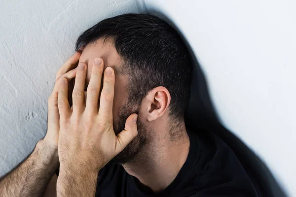 Homem Deprimido Sentado Canto Cobrindo Rosto Com Mãos — Fotografia de Stock