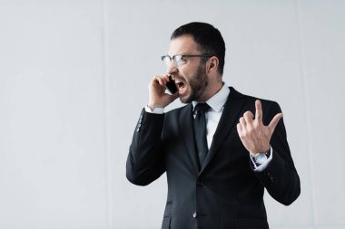 akıllı telefonda konuşurken siyah takım elbise ve gözlük öfkeli işadamı kavga