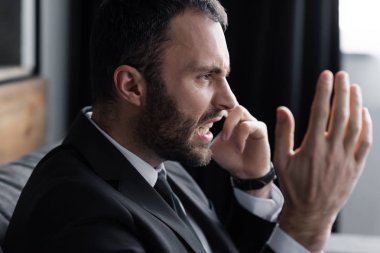 Ofiste akıllı telefonda konuşurken rahatsız işadamı çığlık