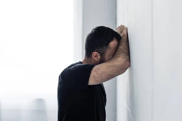 Adulto Depresso Uomo Nero Shirt Piedi Vicino Muro Bianco Casa — Foto Stock