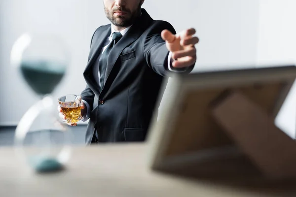 Foco Seletivo Homem Terno Segurando Vidro Uísque Estendendo Mão Mesa — Fotografia de Stock