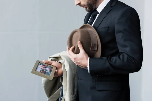 Visão Parcial Homem Terno Segurando Chapéu Mão Enquanto Olha Para — Fotografia de Stock