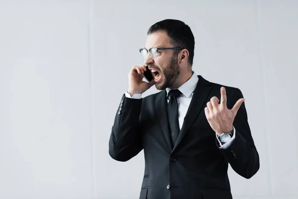 Akıllı Telefonda Konuşurken Siyah Takım Elbise Gözlük Öfkeli Işadamı Kavga — Stok fotoğraf