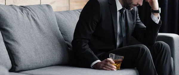 Plano Panorámico Del Hombre Deprimido Sentado Sofá Con Vaso Whisky —  Fotos de Stock