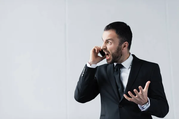 Hombre Negocios Enojado Traje Negro Peleando Mientras Habla Teléfono Inteligente — Foto de Stock