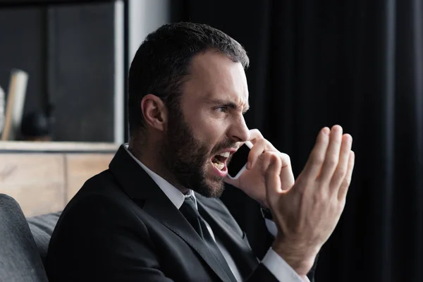 Hombre Negocios Barbudo Enojado Peleando Mientras Habla Teléfono Inteligente Oficina — Foto de Stock