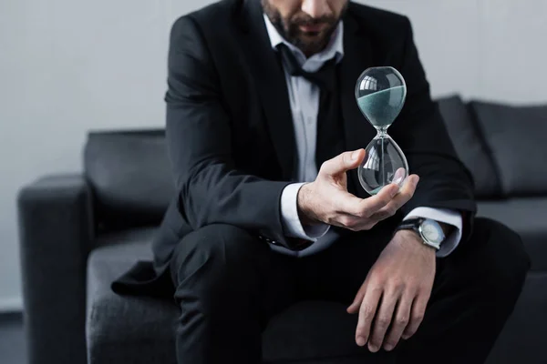 Vista Parcial Del Hombre Negocios Sentado Traje Negro Sosteniendo Reloj — Foto de Stock