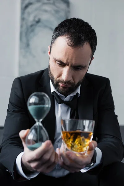 Selective Focus Depressed Businessman Holding Glass Whiskey Hourglass — Stock Photo, Image