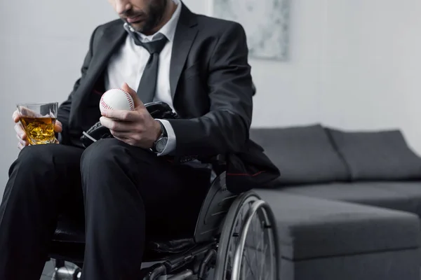 Обрезанный Вид Инвалида Черном Костюме Сидящего Инвалидном Кресле Мячом Стаканом — стоковое фото