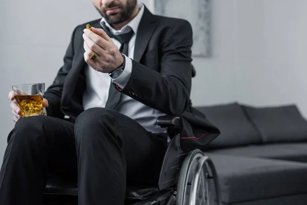 Vista Recortada Del Hombre Discapacitado Traje Sentado Silla Ruedas Anillo — Foto de Stock