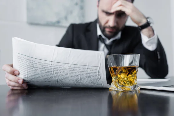 Selektiv Fokus För Seriösa Affärsman Läsning Tidningen Nära Glas Whisky — Stockfoto