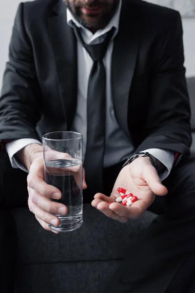 Partiell Syn Deprimerad Man Håller Glas Vatten Och Handfull Piller — Stockfoto