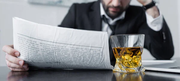 Részleges Kilátás Üzletember Olvasatban Újság Közelében Pohár Whiskey — Stock Fotó