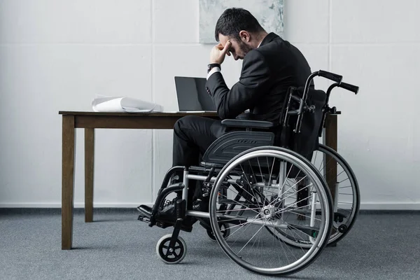 Depressiver Behinderter Geschäftsmann Sitzt Mit Gesenktem Kopf Rollstuhl Arbeitsplatz — Stockfoto