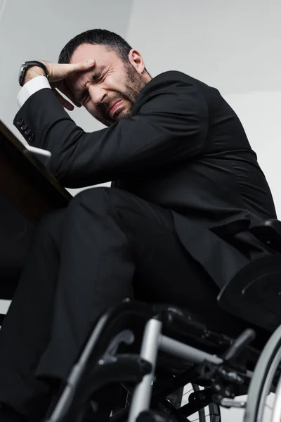 Niski Kąt Widzenia Depresji Biznesmen Płacz Siedząc Wózku Inwalidzkim — Zdjęcie stockowe