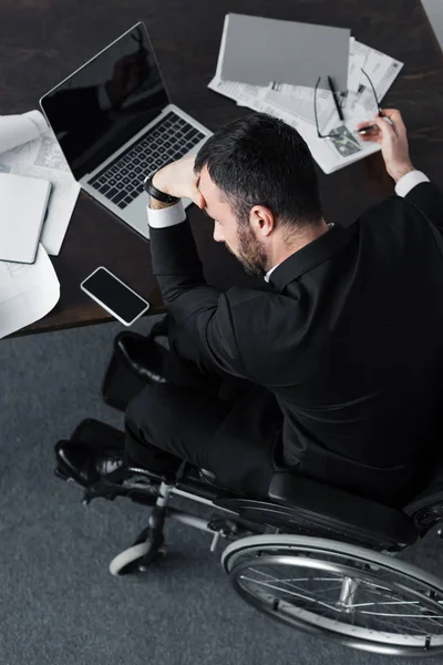 화면이있는 노트북 스마트 근처의 직장에 앉아있는 장애인 사업가의 — 스톡 사진