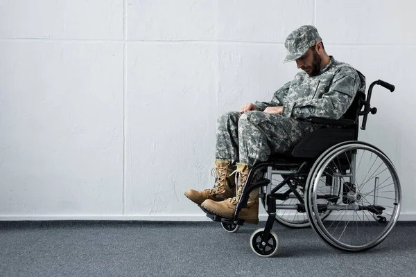 Militar Discapacitado Deprimido Uniforme Sentado Silla Ruedas Con Cabeza Inclinada — Foto de Stock