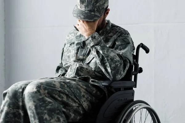 Uomo Militare Disabile Depresso Uniforme Seduto Sedia Rotelle Volto Copertura — Foto Stock