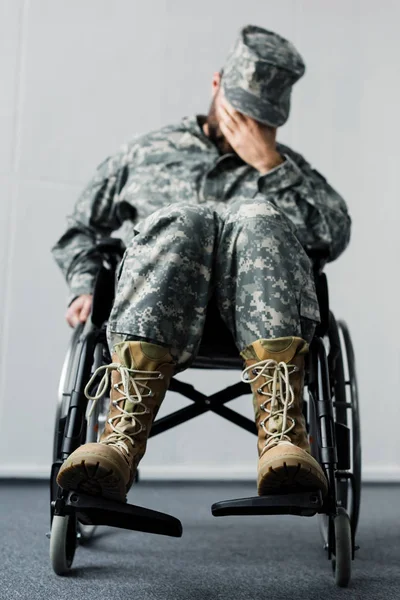 Foco Seletivo Militar Deficiente Uniforme Sentado Cadeira Rodas Cobrindo Face — Fotografia de Stock