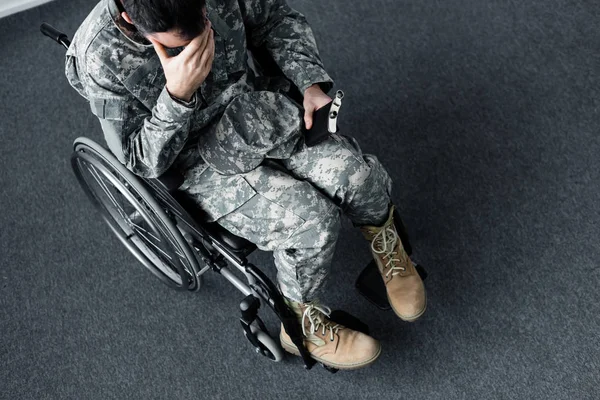 Εναέρια Θέα Του Στρατιωτικού Άνδρα Ειδικές Ανάγκες Που Κάθονται Φιάλη — Φωτογραφία Αρχείου