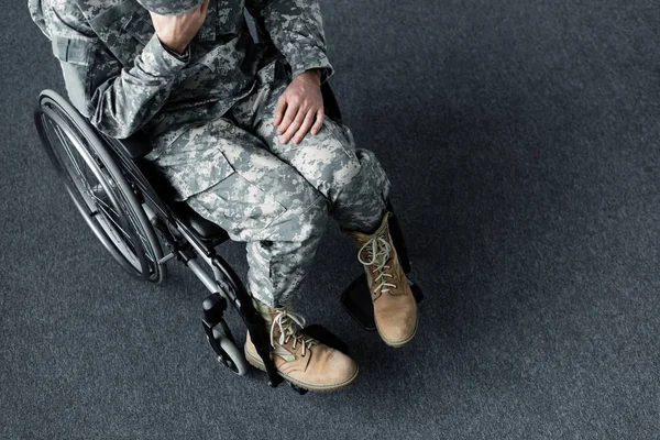 Ansicht Eines Depressiven Behinderten Mannes Militäruniform Der Rollstuhl Sitzt — Stockfoto