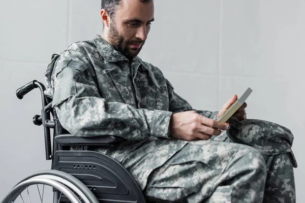 Nachdenklicher Behinderter Unrasierter Mann Militäruniform Sitzt Rollstuhl Und Betrachtet Foto — Stockfoto