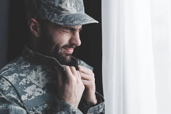 Uomo Barbuto Depresso Uniforme Militare Piangendo Piedi Vicino Alla Finestra — Foto Stock