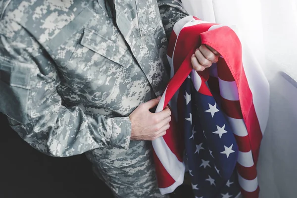 アメリカ国旗を掲げた軍服を着た成人男性の姿を切り取った — ストック写真