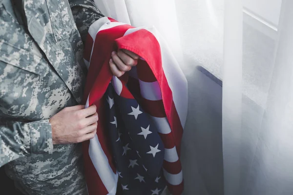 Ausgeschnittene Ansicht Eines Mannes Militäruniform Der Fenster Eine Nationalflagge Hält — Stockfoto