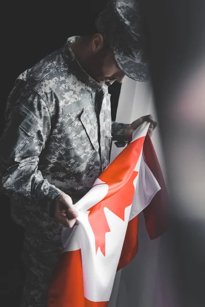 Вибірковий Фокус Депресії Людини Військовій Формі Тримає Національний Прапор Канади — стокове фото
