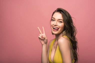 pembe izole barış işareti gösteren sarı mayo güzel genç kadın