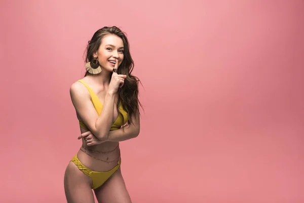 Chica Sonriente Traje Baño Amarillo Mostrando Signo Silencio Aislado Rosa — Foto de Stock