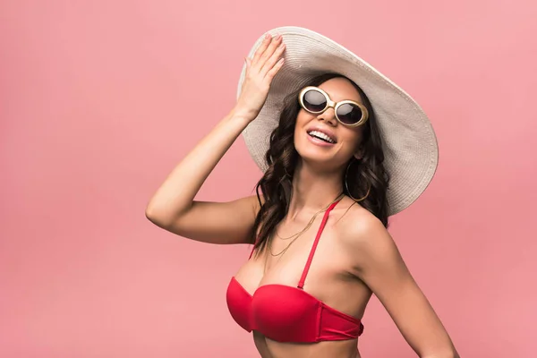 Chica Feliz Gafas Sol Sombrero Sonriendo Aislado Rosa — Foto de Stock