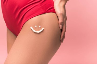 pembe izole bacak güneş kremi ile kadın kırpılmış görünümü