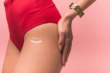 pembe izole bacak güneş kremi ile kadın kırpılmış görünümü