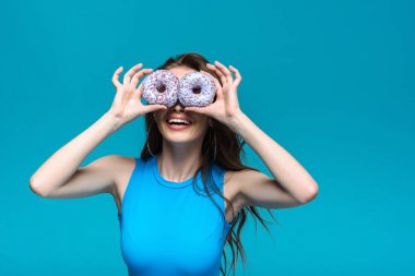 mayo mavi izole donut tutan gülümseyen kız