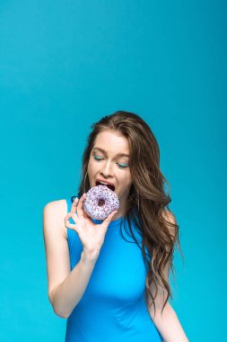 mayo güzel kız mavi izole donut yeme