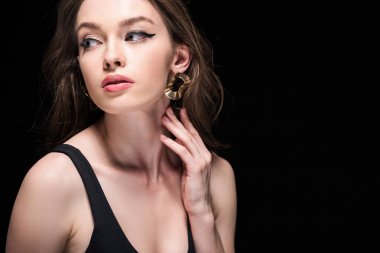 güzel kız hafifçe boyun dokunmadan ve uzak siyah izole bakıyor