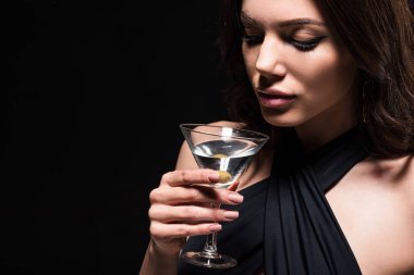 siyah izole zeytin martini cam tutan makyaj ile güzel kadın