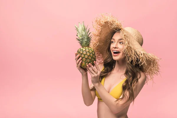 Menina Sorridente Chapéu Palha Segurando Abacaxi Isolado Rosa — Fotografia de Stock